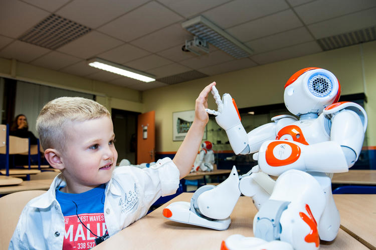 <p>Five universities and two companies are collaborating on L2TOR, which uses the NAO humanoid from a French company.</p>