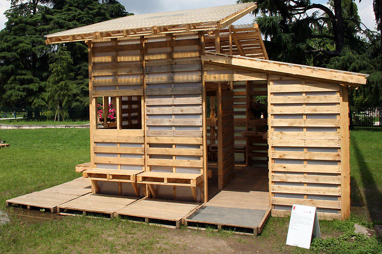 A House For Refugees, Made From 100 Shipping Pallets Co 