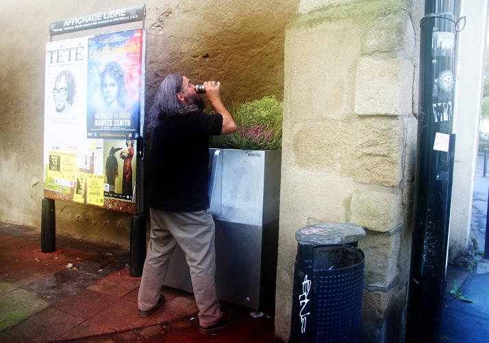 L'Uritonnoir: the straw bale urinal that makes compost from